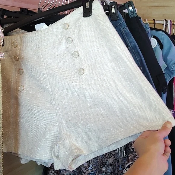 Women's Elegant Woven Double Breasted button shorts brand new in boutique - Picture 7 of 7